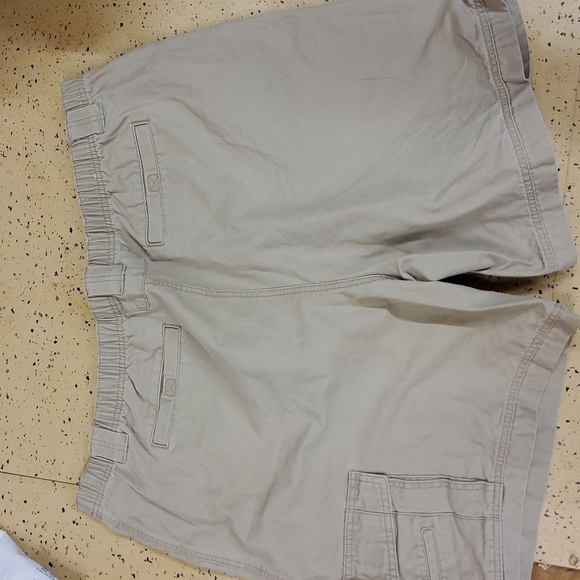 SADDLEBRED cargo type shorts size 48 khaki great condition - Picture 3 of 4
